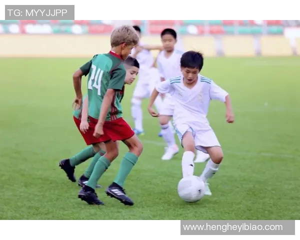 漫画足球明星与小孩的梦想之旅一起追逐绿茵场上的荣耀与友谊 漫画足球明星与小孩的梦想之旅一起追逐绿茵场上的荣耀与友谊